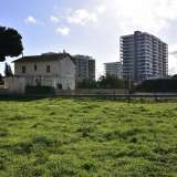 Attrae la nostra attenzione una casettina di campagna, in realt� l'unico ex casello ferrroviario rimasto a Bari. E� isolata e si trova all�ombra di un grande albero, visivamente in contrasto con gli alti palazzi della zona nuova di Poggiofranco che si stagliano all�orizzonte